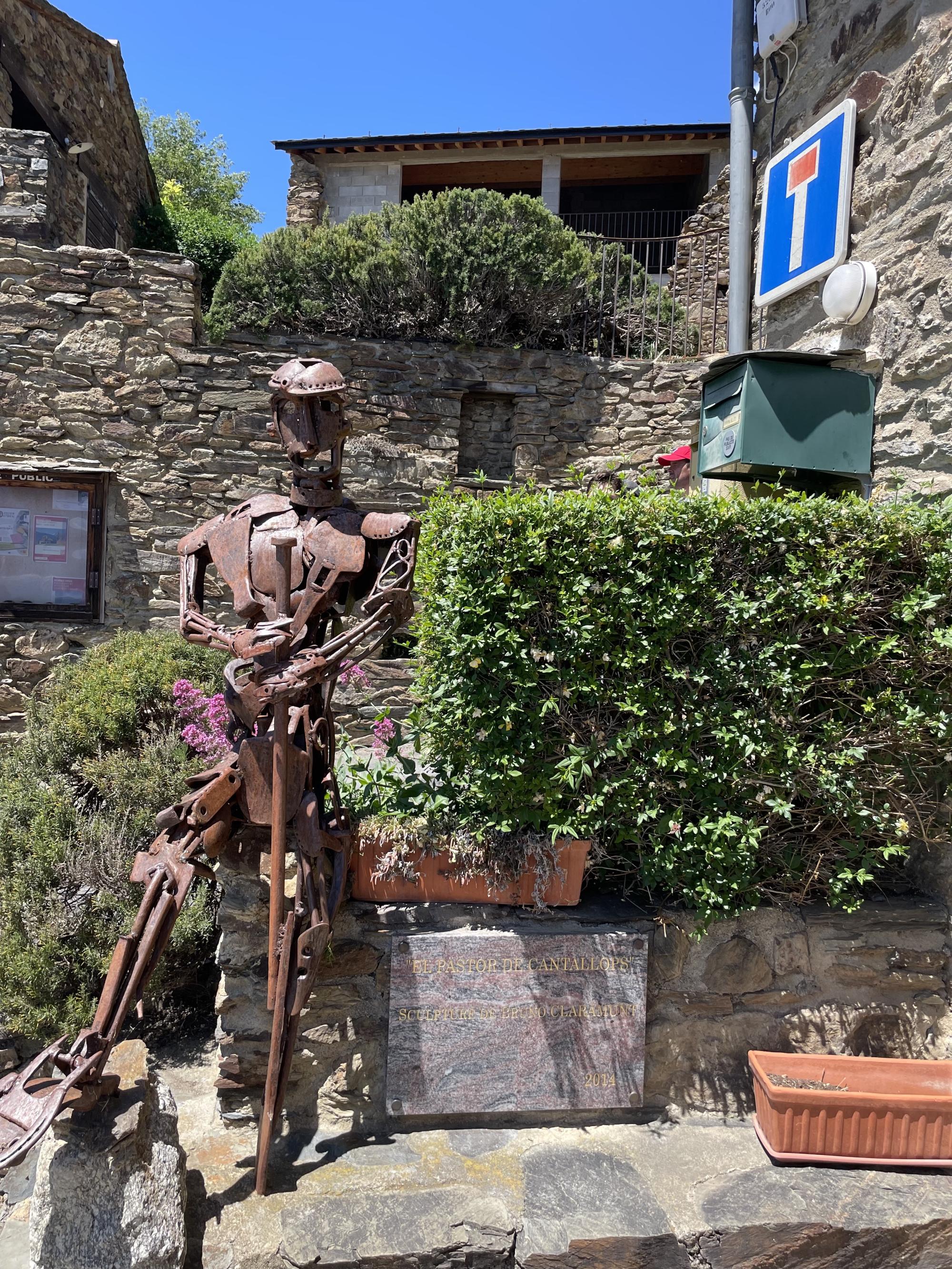 Sculpture en fer de Bruno Claramunt à côté de la mairie de Jujols
